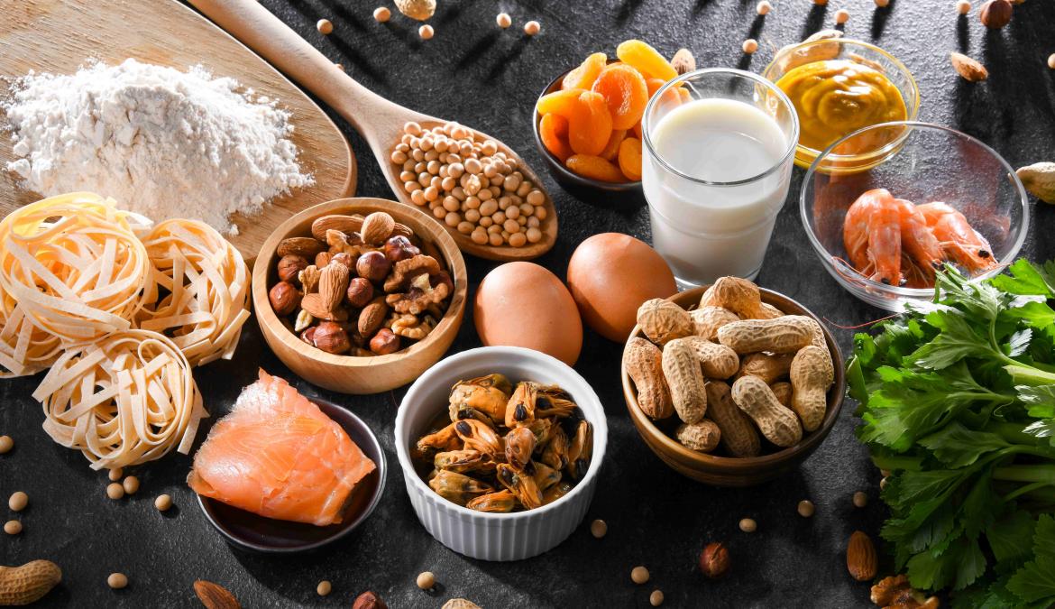 verschieden Lebensmittel die Allergien erzeugen können Nüsse Nudeln Eier Milch Aprikosen