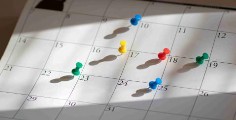 Kalenderblatt mit Pins