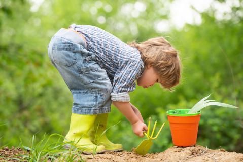 Junge bei der Gartenarbeit