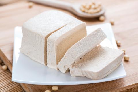 Tofu angeschnitten im Block
