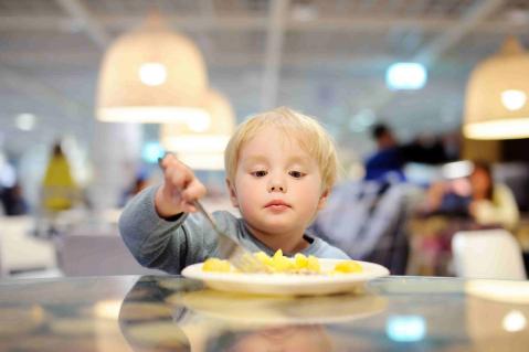 Marktcheck kinderspeisekarten Kind isst Nudeln im Restaurant