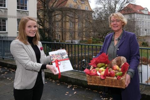 Otte-Kinast hält eine Kiste Äpfel in der Hand Ernährungsstrategie