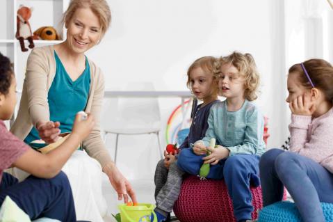,Ökotrophologin mit Kindern in der kita