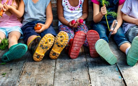 Kindergruppe sitzen. Füße von unten.
