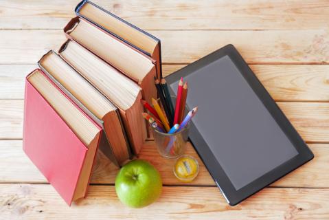 Bücher, Apfel und ein Tablet